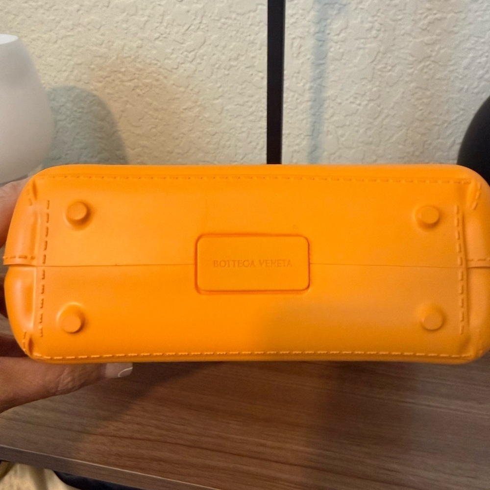 BOTTEGA VENETA
Rubber Maxi Intrecciato Mini
Arco Tangerine New - Picture 7 of 9